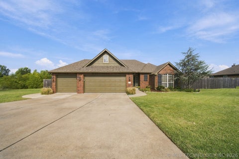 Photo of 213 W 53rd Street, Sand Springs, OK 74063 (MLS # 2638495)