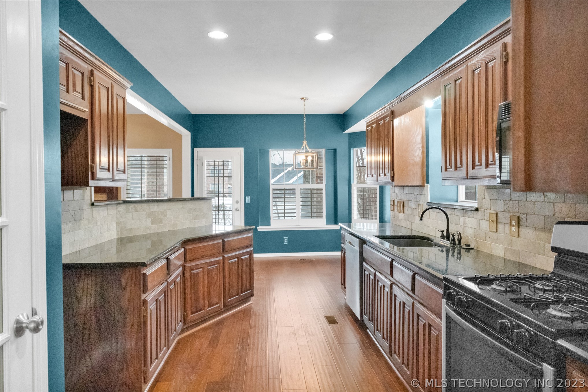Photo 2 of 41 of 5412 S Narcissus Avenue house