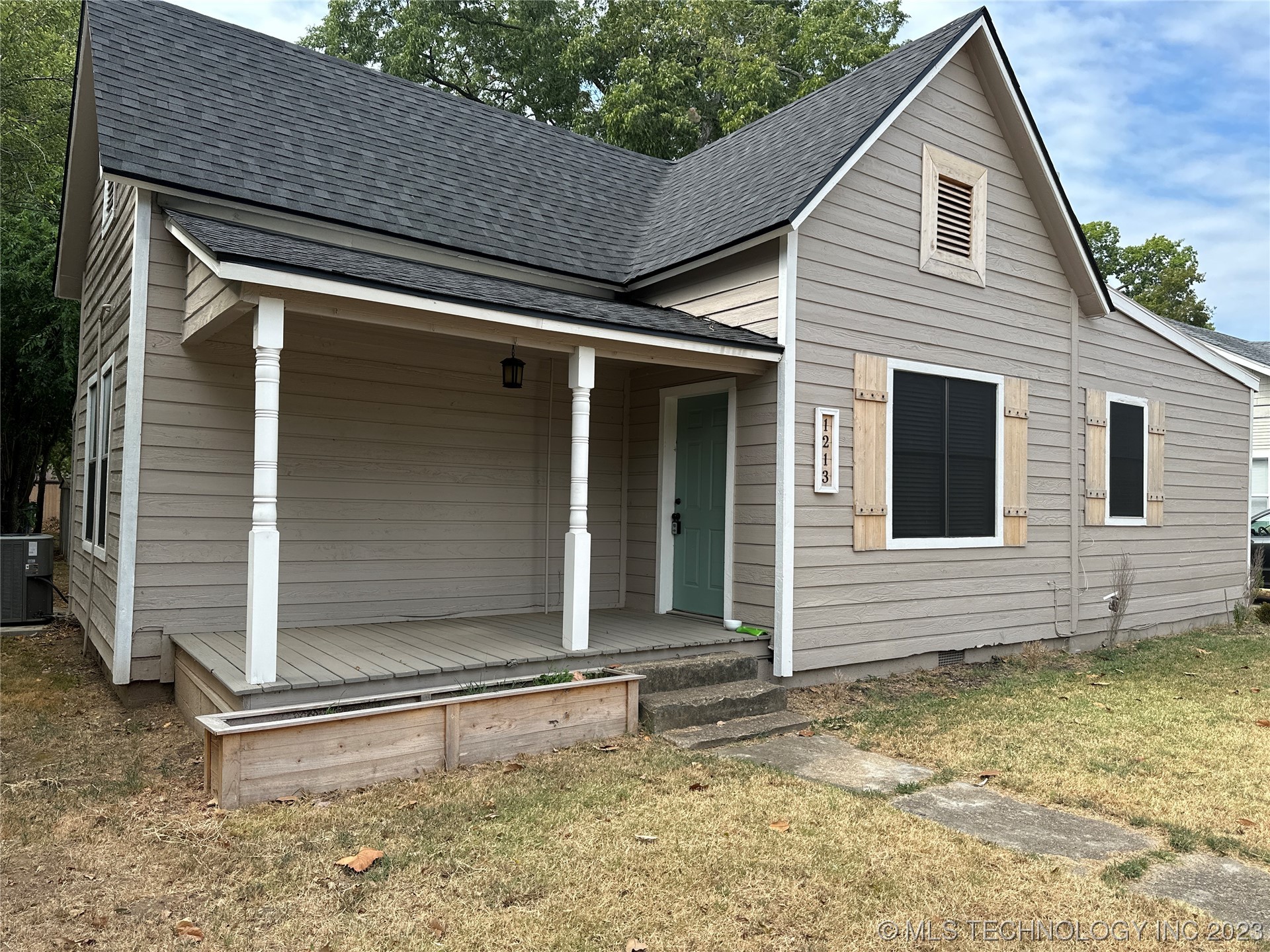 Photo 6 of 25 of 1213 W Liveoak Street W house
