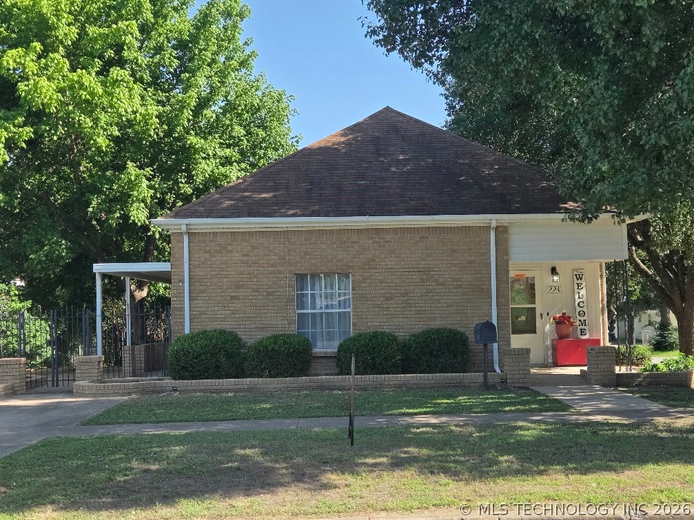 Photo 1 of 23 — 224 W Lincoln Street, Sapulpa, OK 74066