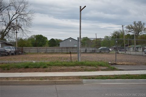 Photo of 301 N Cedar Avenue, Tahlequah, OK 74464 (MLS # 2615340)