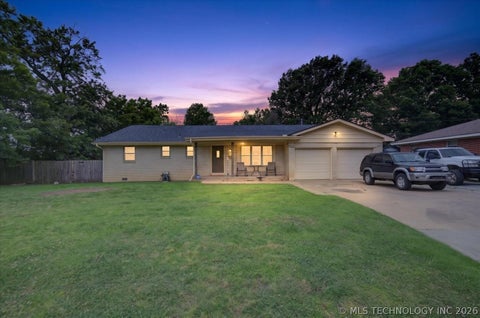 Photo of 1621 Harris Drive, Bartlesville, OK 74006 (MLS # 2621689)