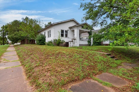 Photo of 1221 SE Delaware Avenue, Bartlesville, OK 74003 (MLS # 2637541)