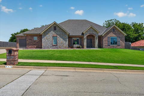 Photo of 2712 SE Vicksburg Street, Bartlesville, OK 74006 (MLS # 2625056)