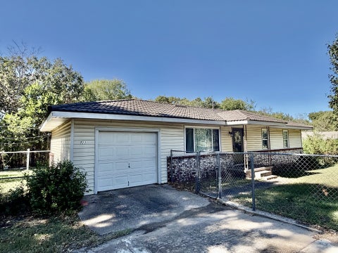 Photo of 133 W Oak Hill Circle E, Tahlequah, OK 74464 (MLS # 2636164)