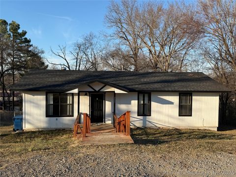 Photo of 203 E Cedar Avenue, Wilburton, OK 74578 (MLS # 2605173)