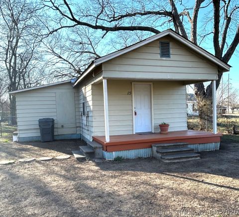 Photo of 15 N Street NW, Ardmore, OK 73401 (MLS # 2617170)