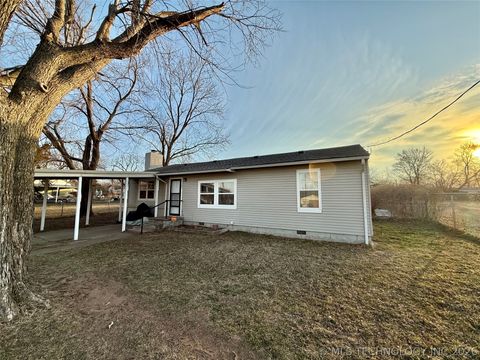 Photo of 1109 S Chestnut Street, Bristow, OK 74010 (MLS # 2604602)