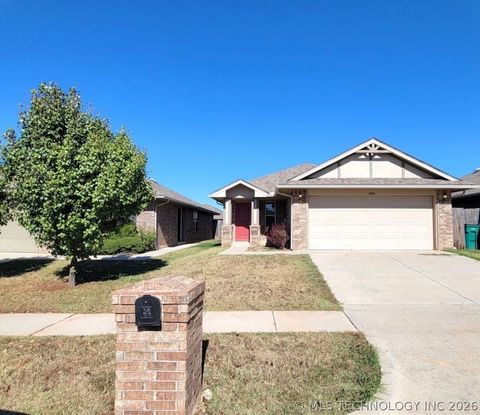 Photo of 2405 NW 197th Street, Edmond, OK 73012 (MLS # 2605086)