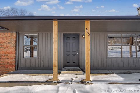 Photo of 920 N Woodview Drive, Skiatook, OK 74070 (MLS # 2540495)