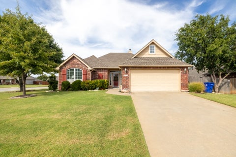 Photo of 1614 W Austin Place, Broken Arrow, OK 74011 (MLS # 2635992)