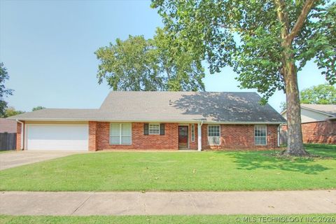 Photo of 2408 Chapel Hill Court, Bartlesville, OK 74006 (MLS # 2607920)