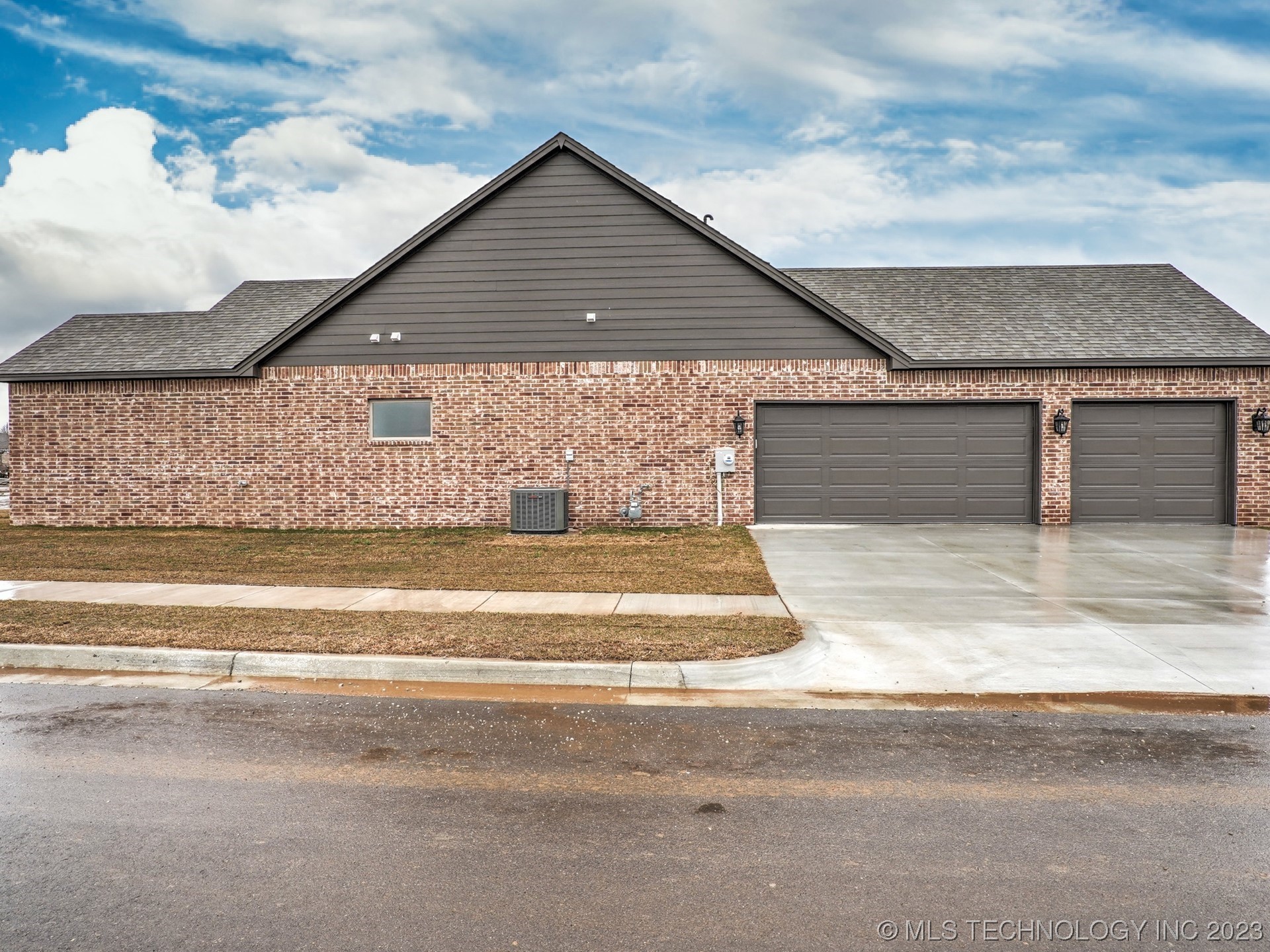 Photo 4 of 39 of 10728 S 280th Avenue house