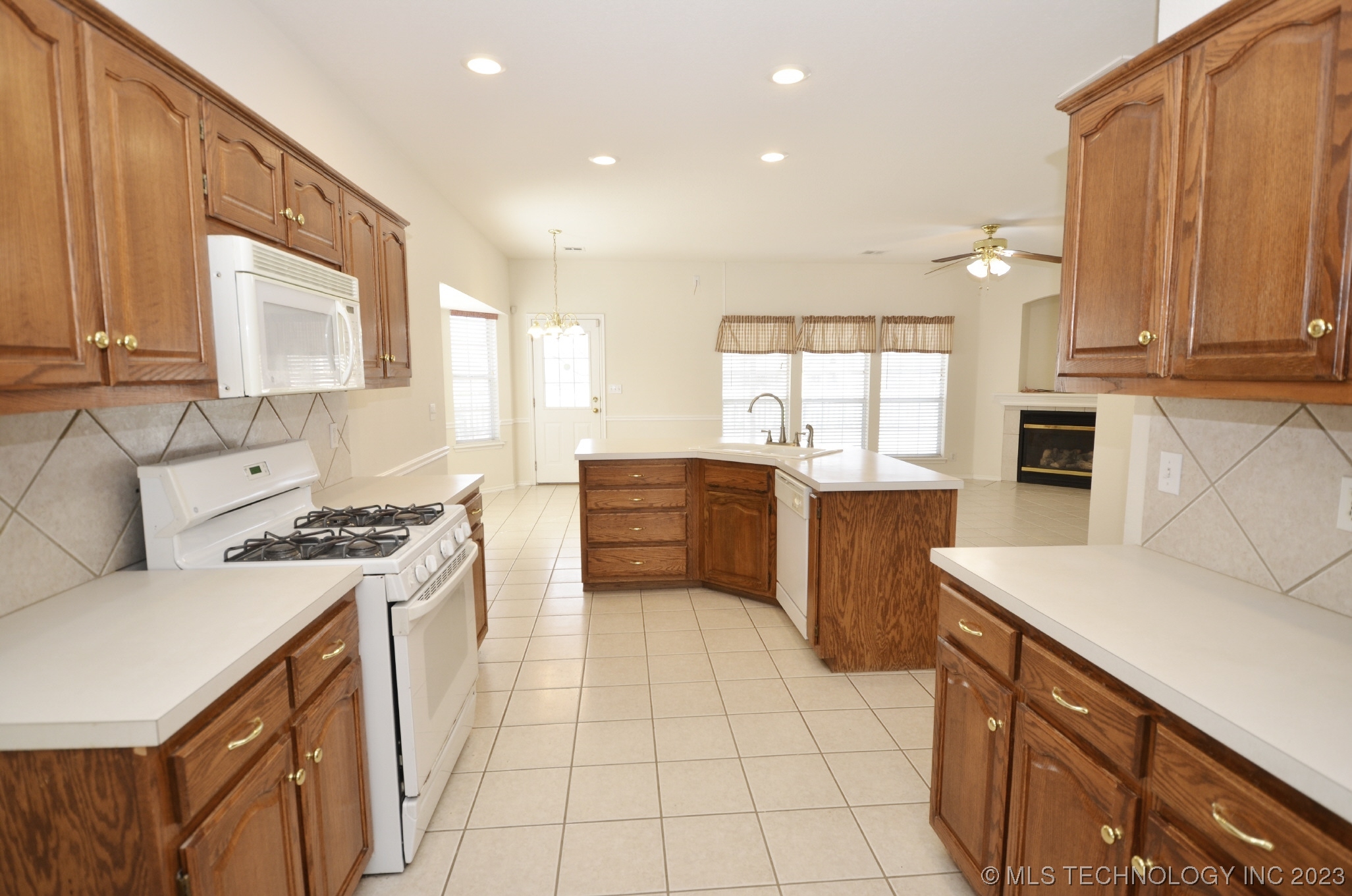 Photo 9 of 23 of 2436 S Willow Avenue house