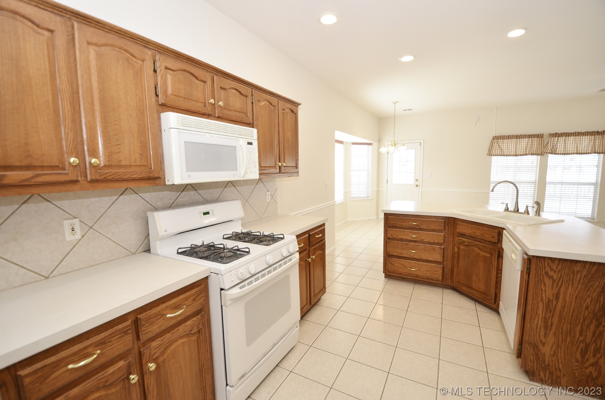 Photo 10 of 23 of 2436 S Willow Avenue house