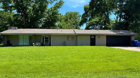 Photo of 1014 SE 3rd Street, Wagoner, OK 74467 (MLS # 2622099)