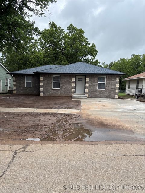 Photo of 413 E 8th Street, Cushing, OK 74023 (MLS # 2549079)