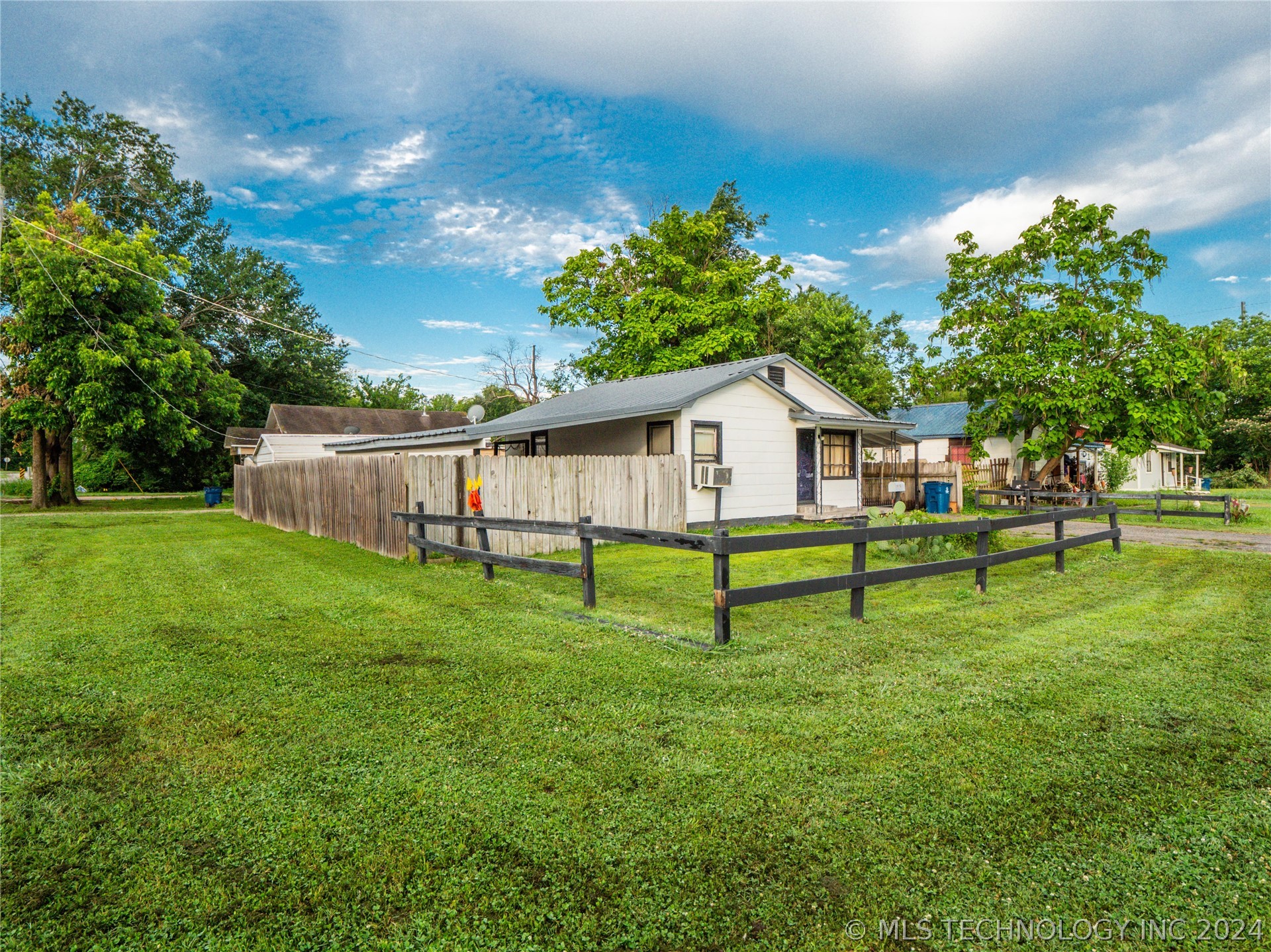 Photo 4 of 19 of 916 E Kiowa Avenue house