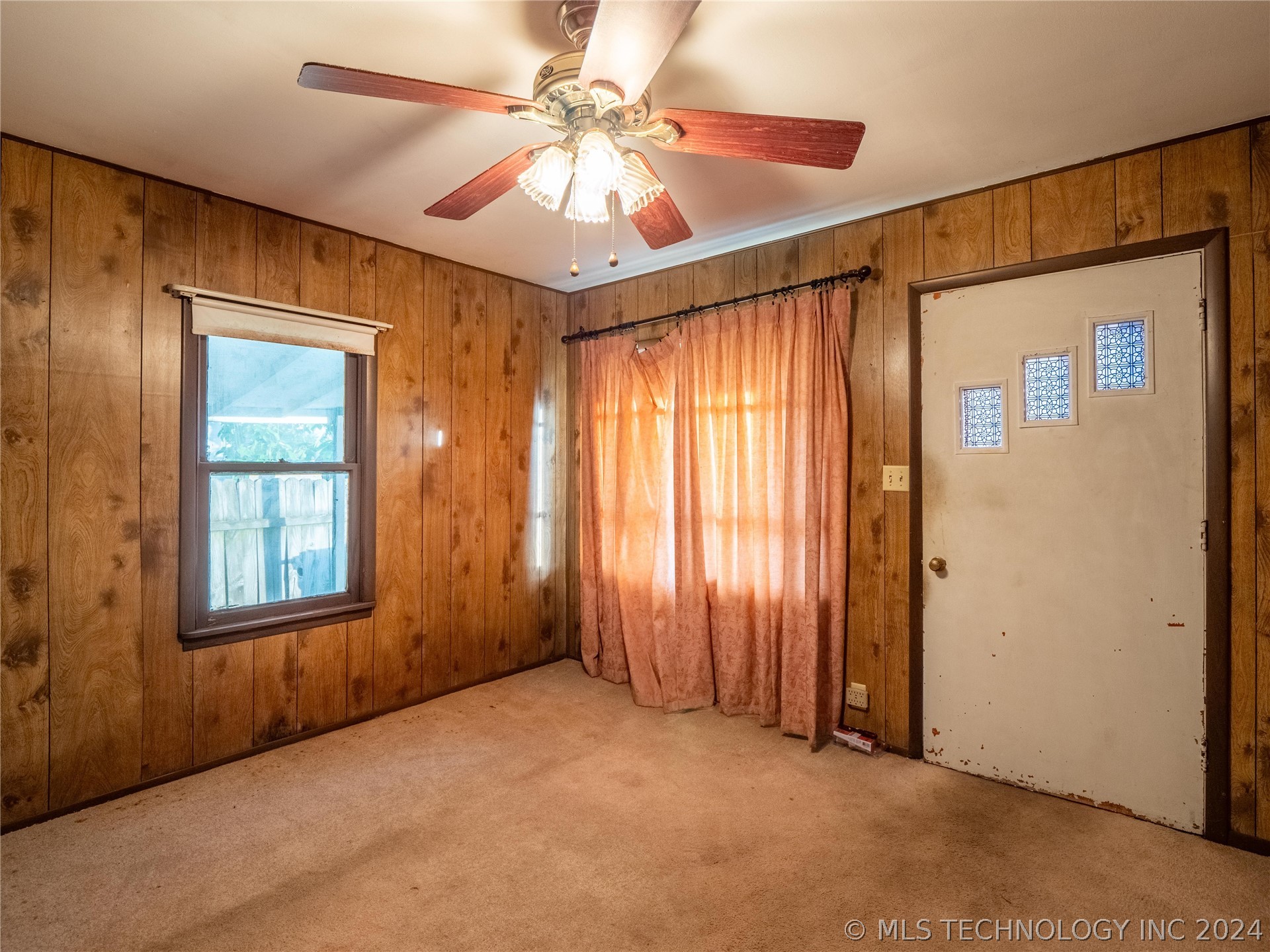 Photo 5 of 19 of 916 E Kiowa Avenue house