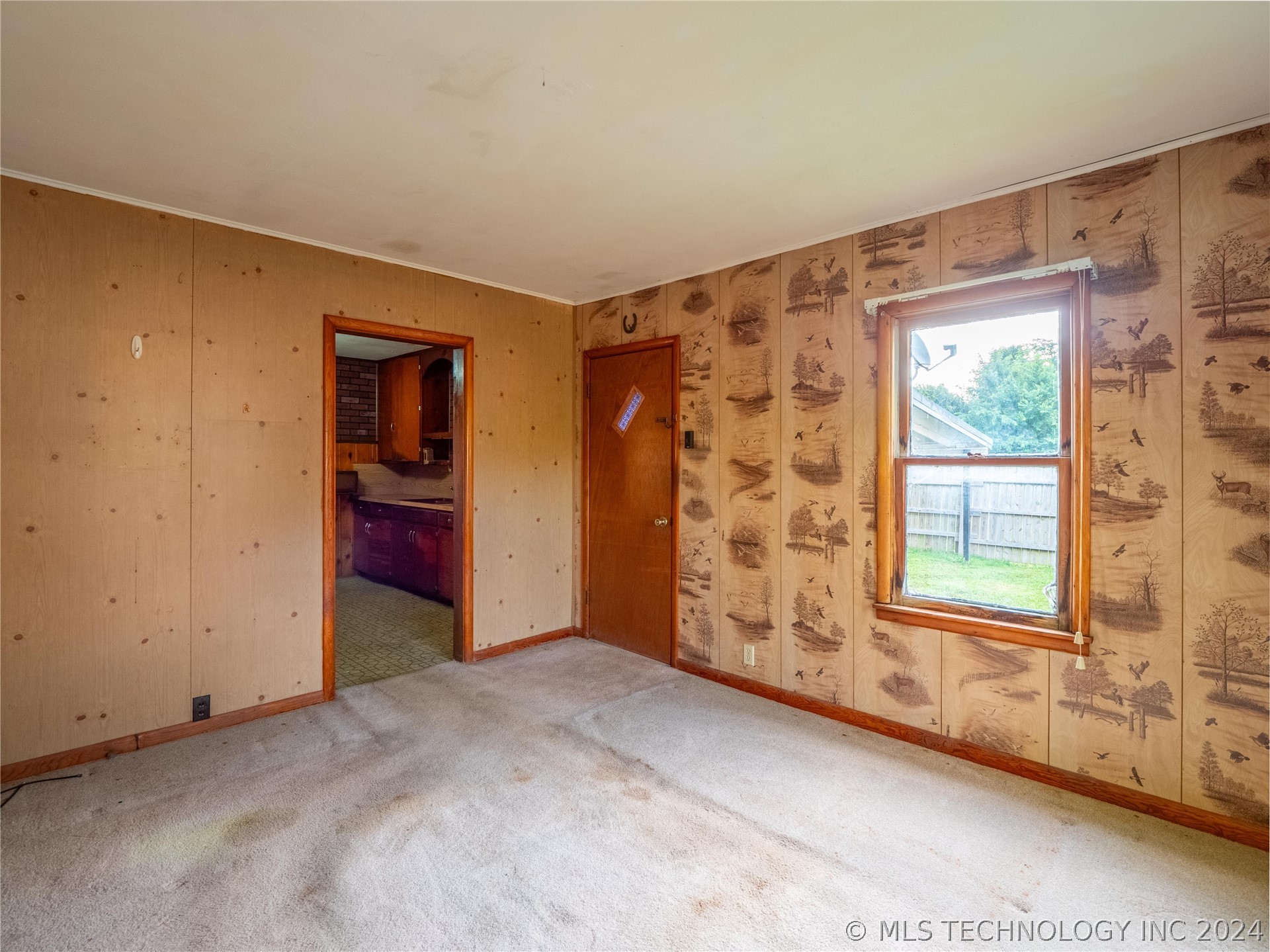 Photo 13 of 19 of 916 E Kiowa Avenue house