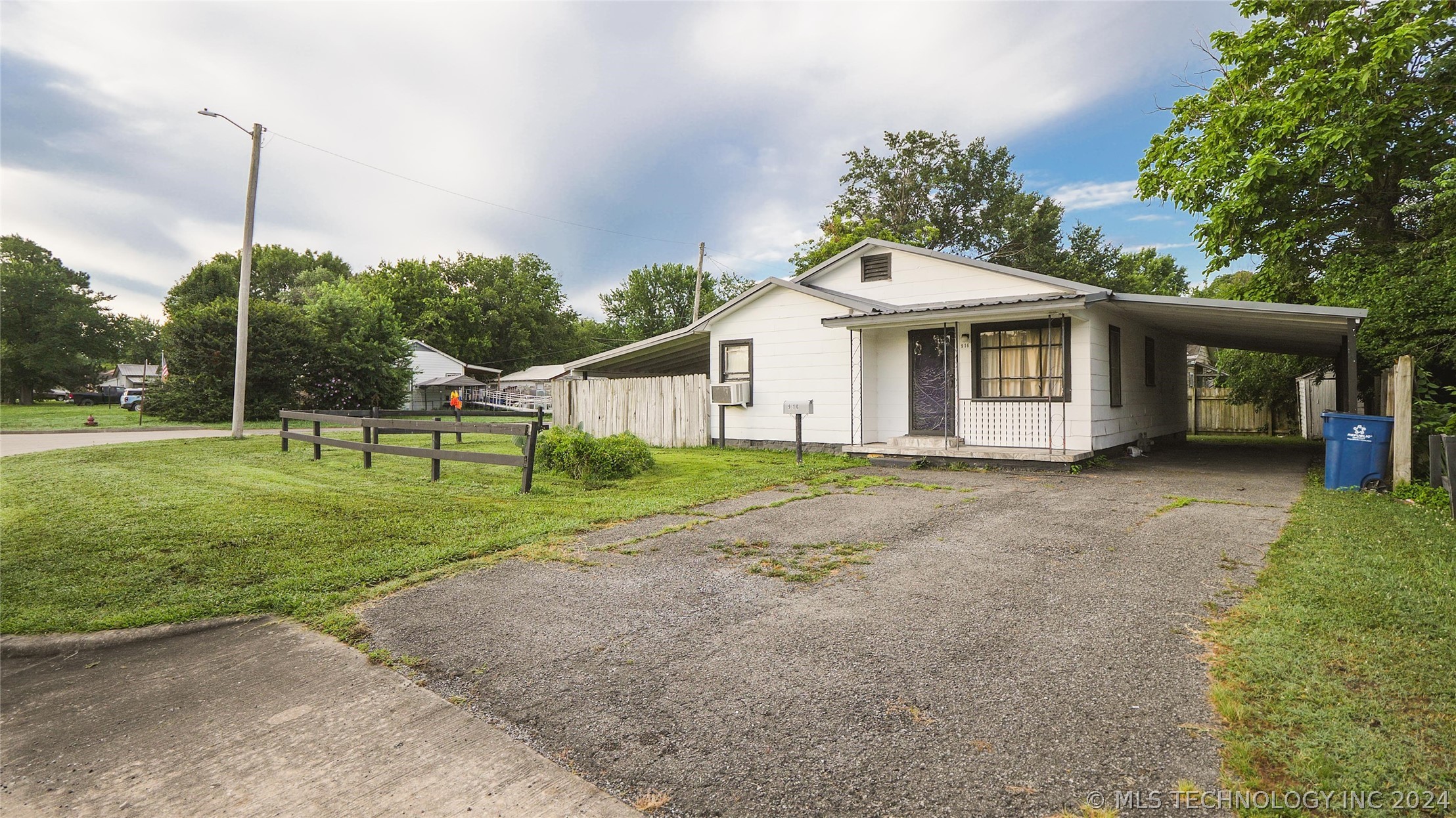 Photo 2 of 19 of 916 E Kiowa Avenue house