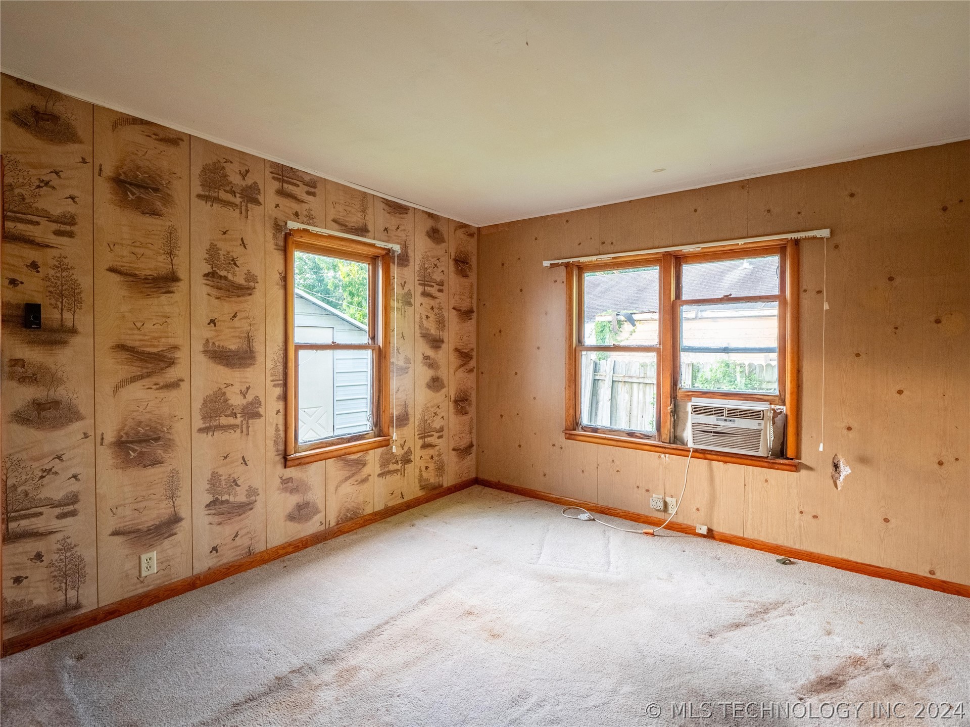Photo 12 of 19 of 916 E Kiowa Avenue house