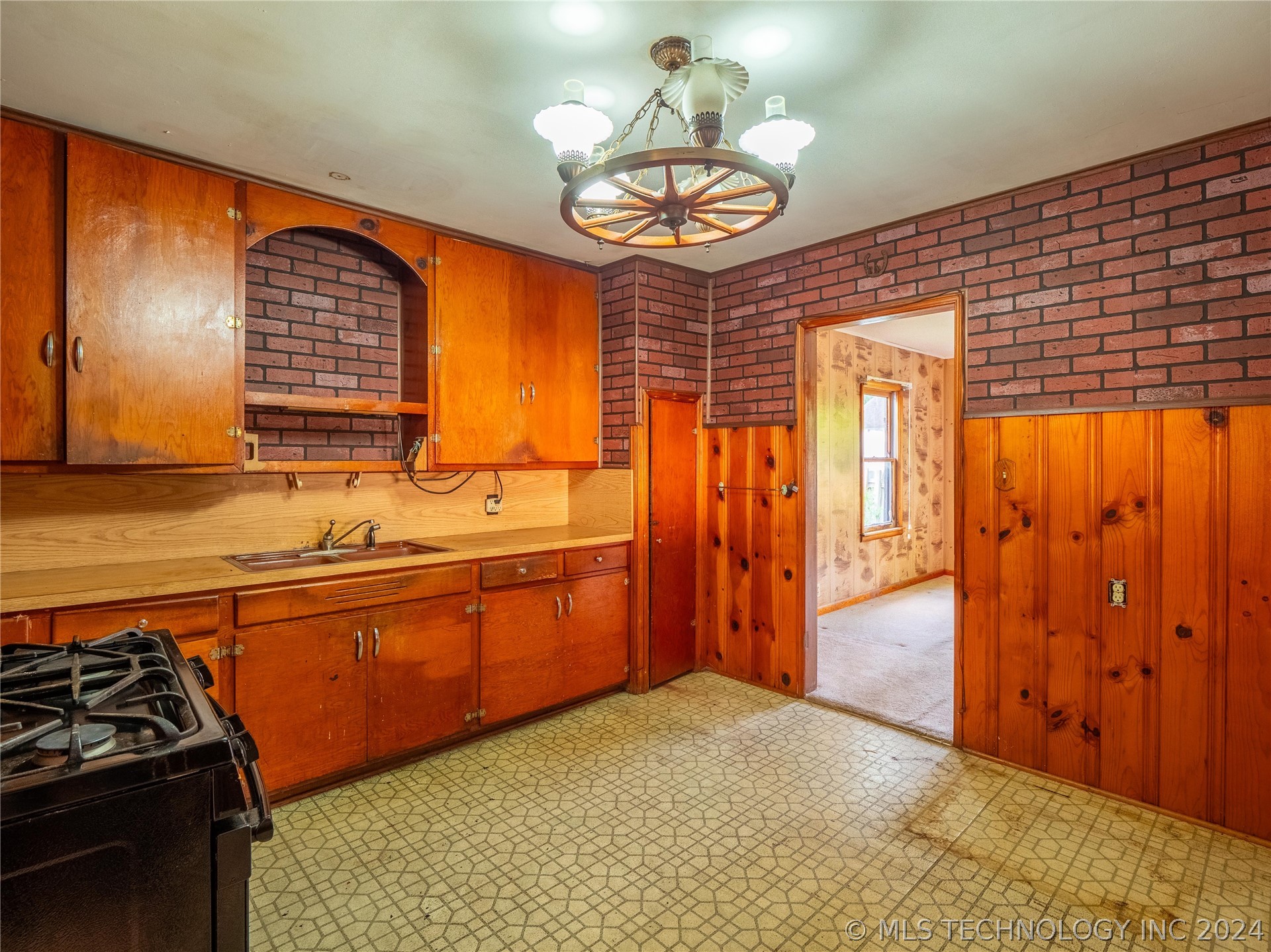 Photo 8 of 19 of 916 E Kiowa Avenue house