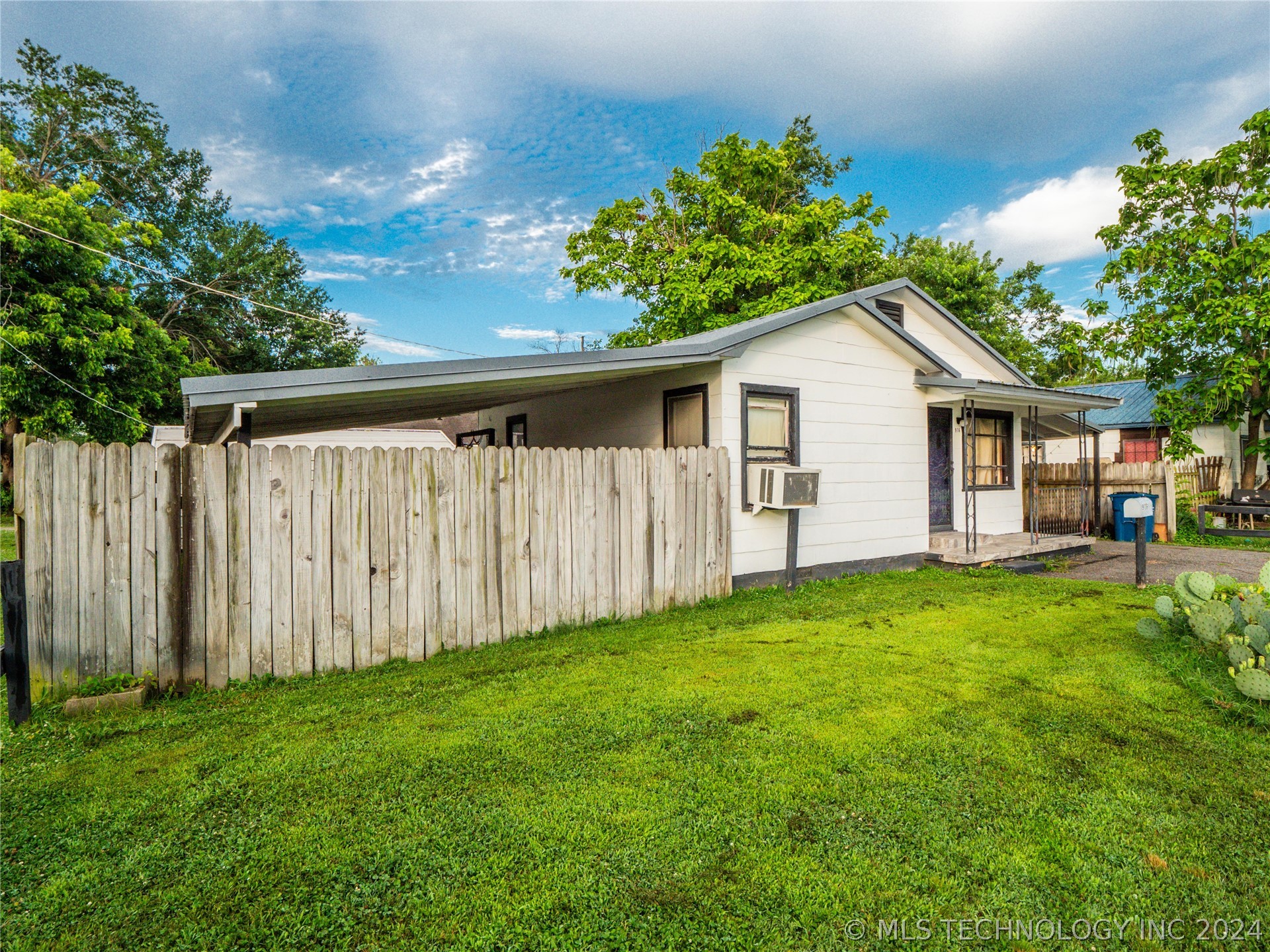Photo 3 of 19 of 916 E Kiowa Avenue house