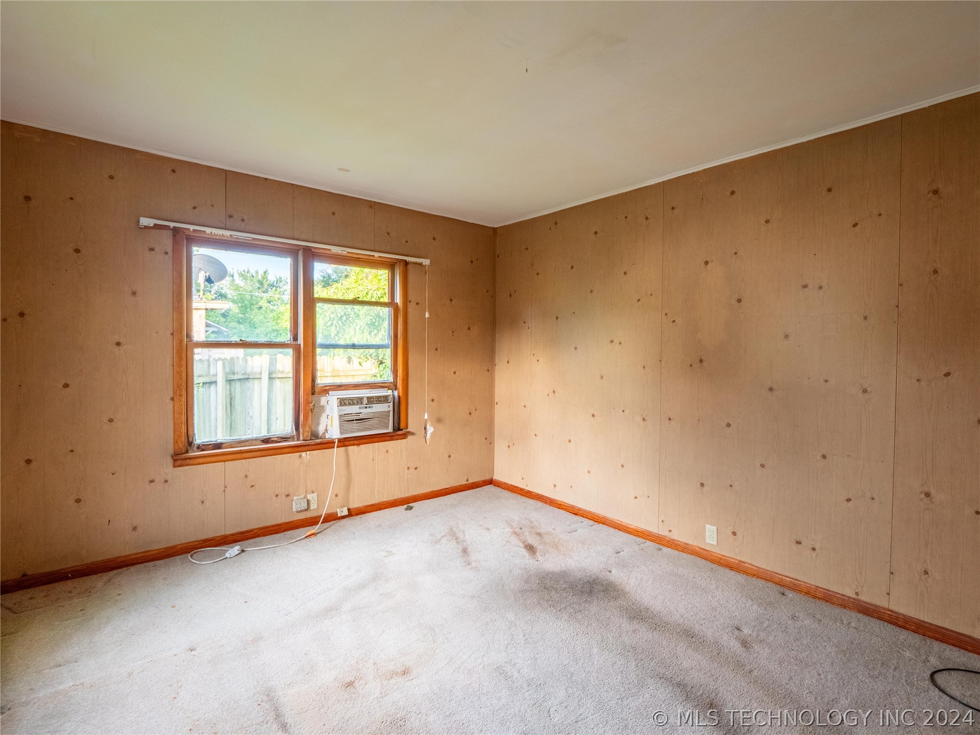 Photo 11 of 19 of 916 E Kiowa Avenue house