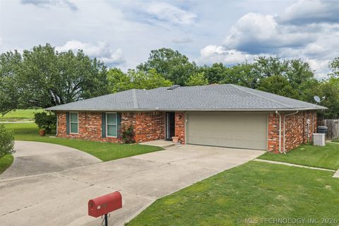 Photo of 1726 Downing Street, Ardmore, OK 73401 (MLS # 2617072)