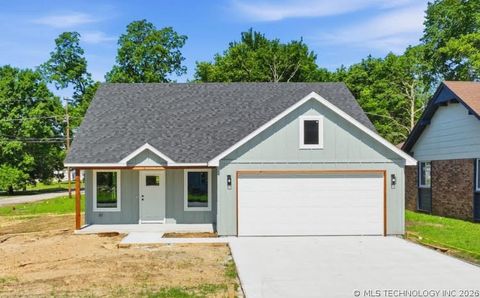 Photo of 724 S Muskogee Street, Sapulpa, OK 74066 (MLS # 2620132)