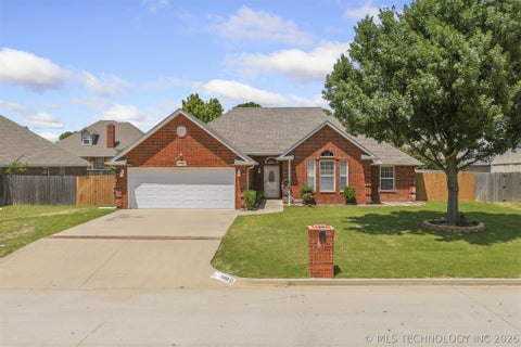 Photo of 2009 5th Avenue NW, Ardmore, OK 73401 (MLS # 2617140)