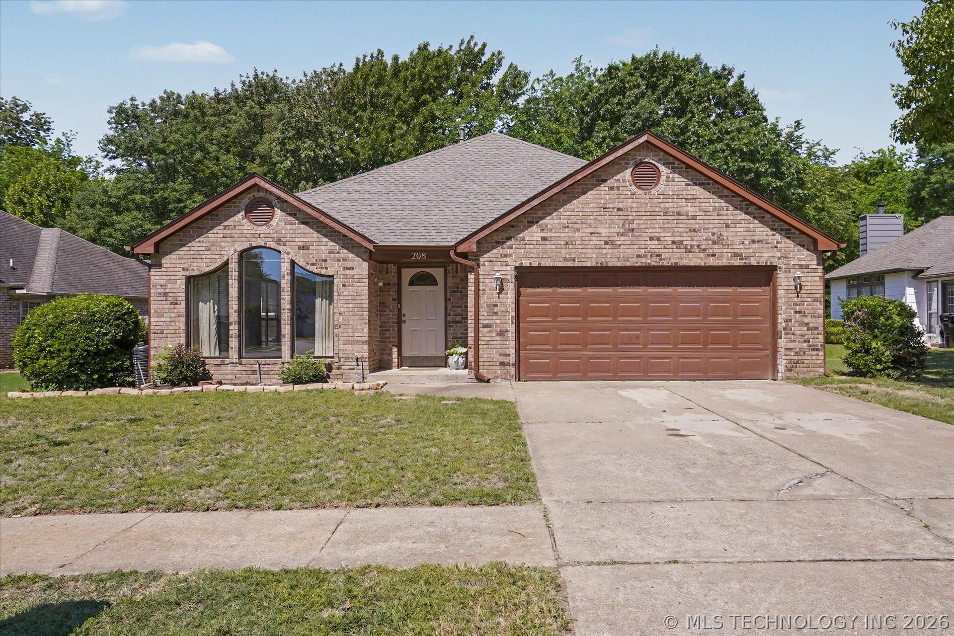 Photo 1 of 27 — 208 S Poplar Avenue, Broken Arrow, OK 74012