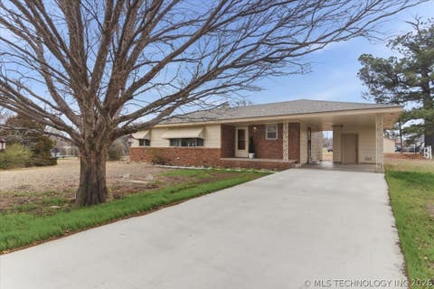 Photo of 902 S Lake Road, Henryetta, OK 74437 (MLS # 2624734)