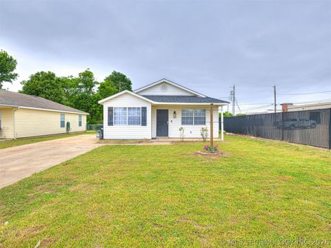 Photo of 17 W Ross Avenue W, Sapulpa, OK 74066 (MLS # 2614720)