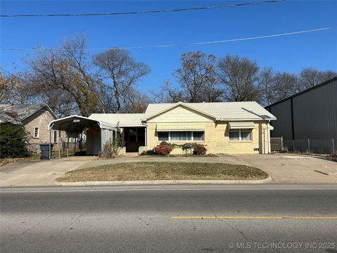 Photo of 661 12th Avenue NW, Ardmore, OK 73401 (MLS # 2549735)