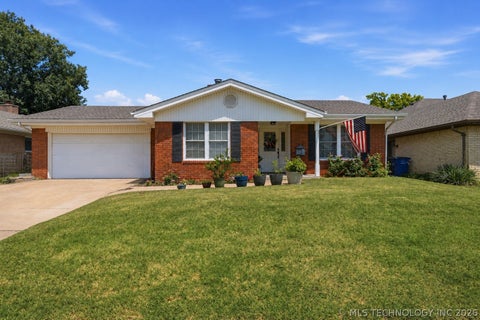 Photo of 1929 S 111th Avenue, Tulsa, OK 74128 (MLS # 2624852)