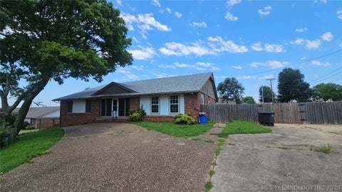 Photo of 4000 Lakeview Drive, Bartlesville, OK 74006 (MLS # 2625317)
