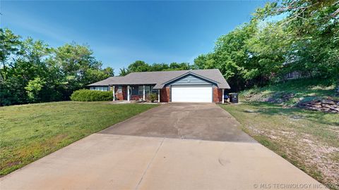 Photo of 1005 S Broadway AVE, Ada, OK 74820 (MLS # 2616171)