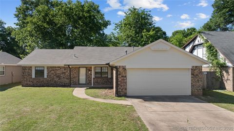 Photo of 1929 W Oakridge Street, Broken Arrow, OK 74012 (MLS # 2615701)