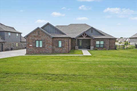 Photo of 11410 S 212th East Avenue, Broken Arrow, OK 74014 (MLS # 2621477)