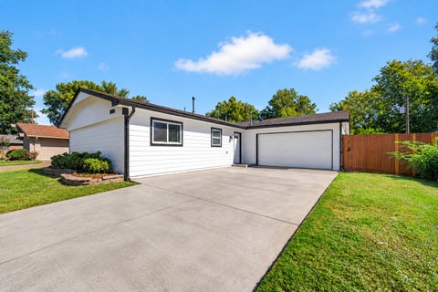 Photo of 8980 E 33rd Place, Tulsa, OK 74145 (MLS # 2624595)
