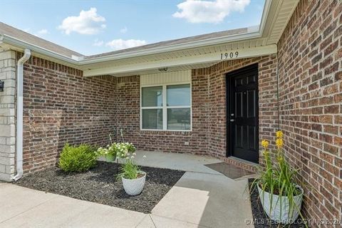 Photo of 1909 S 12th Street, Broken Arrow, OK 74012 (MLS # 2603045)