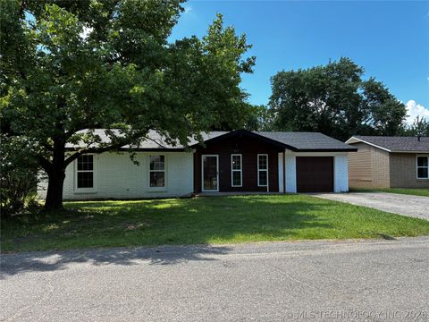 Photo of 517 W Park Street, Wagoner, OK 74467 (MLS # 2624884)