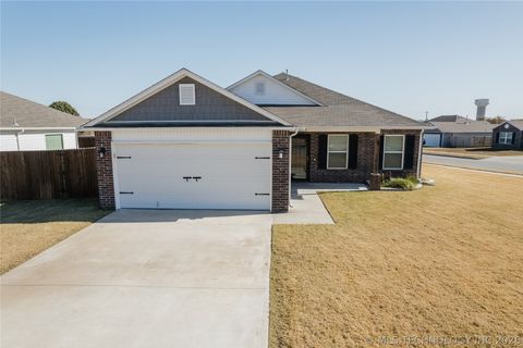 Photo of 10715 N 101 EastCourt E, Owasso, OK 74055 (MLS # 2607954)