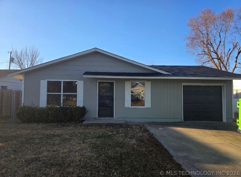 Photo of 226 W Orleans Avenue, Sapulpa, OK 74066 (MLS # 2607902)