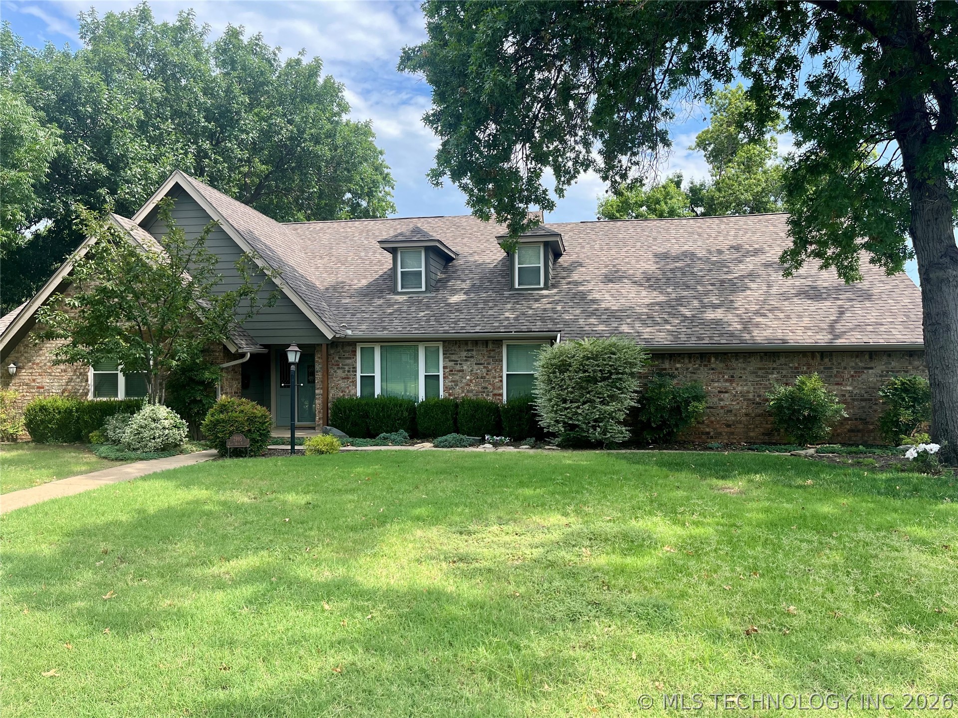 Attractive home in Fairway Estates in South Mid To