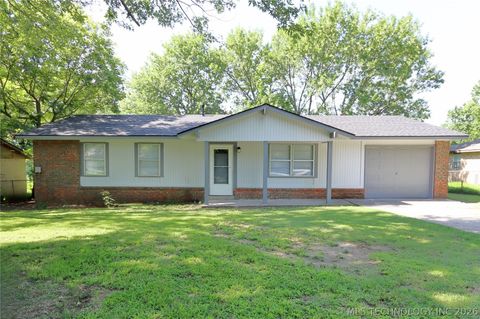 Photo of 1004 NE 9th Street, Wagoner, OK 74467 (MLS # 2622372)