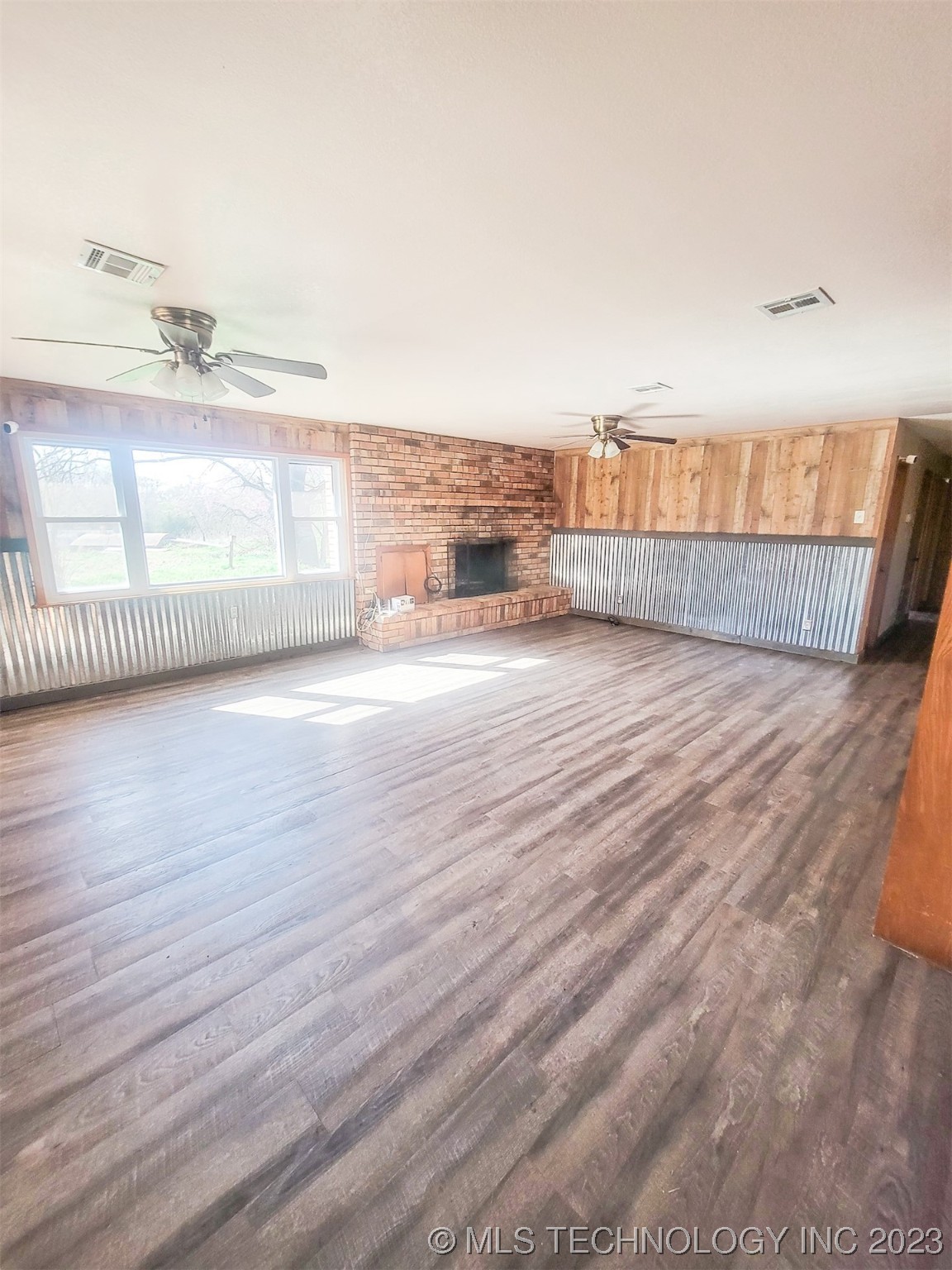Photo 6 of 25 of 820 S Woodside house