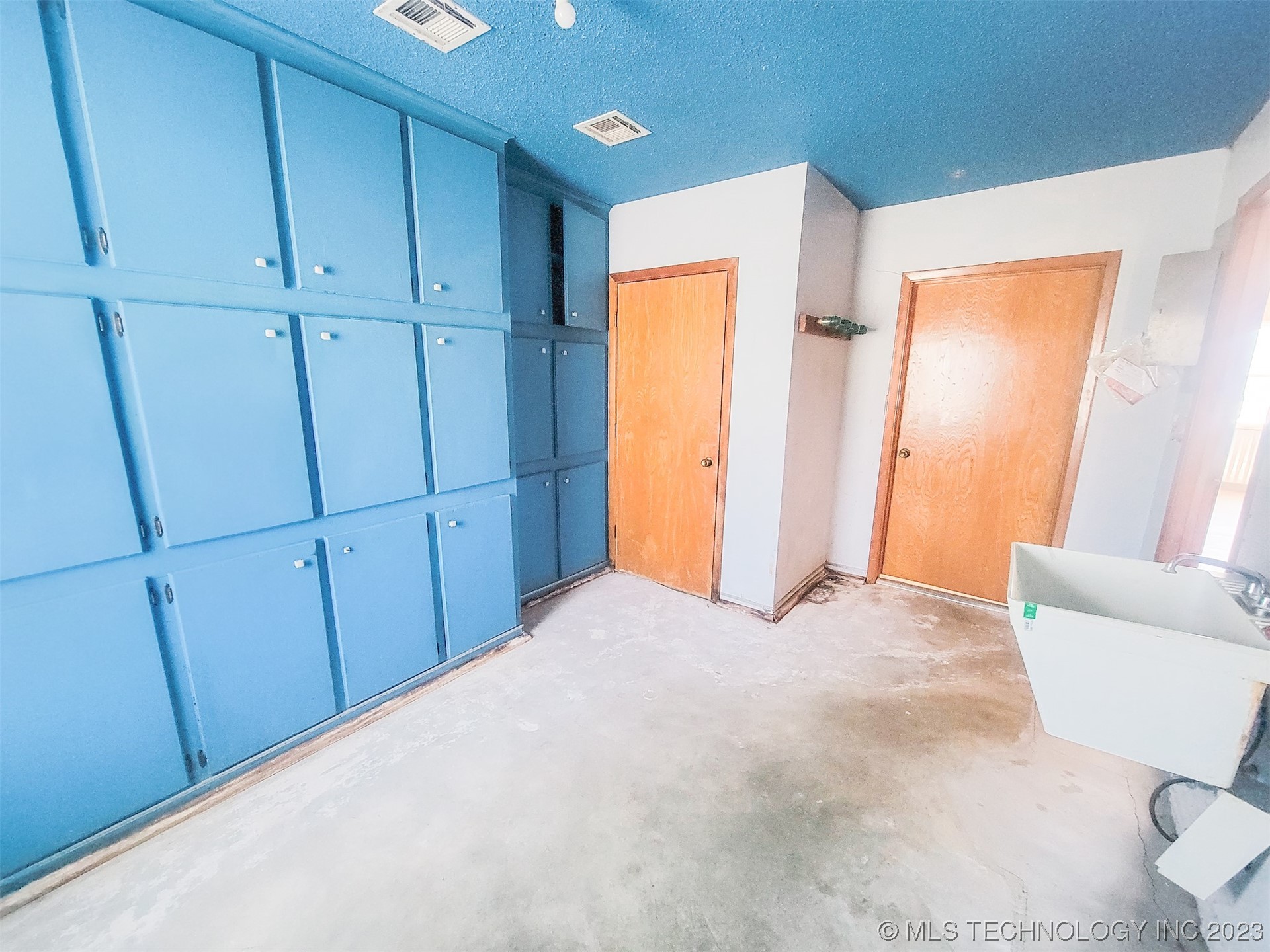 Photo 16 of 25 of 820 S Woodside house